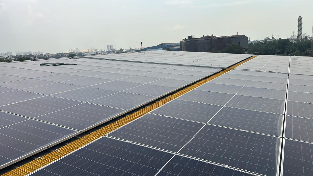 Wide view of the rooftop panel array at Kysun Solar’s recent 300 kW installation